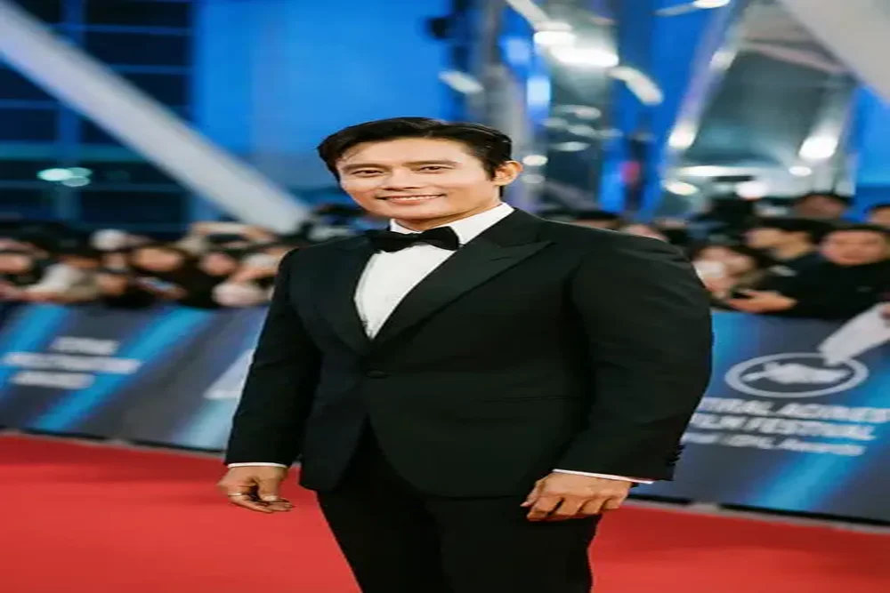 蘑菇视频合作国际男演员红毯照